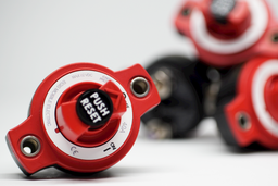 [EG4701-30] EGIS 4701 mini pääkytkin ja automaattisulake, 30 A, panelias.